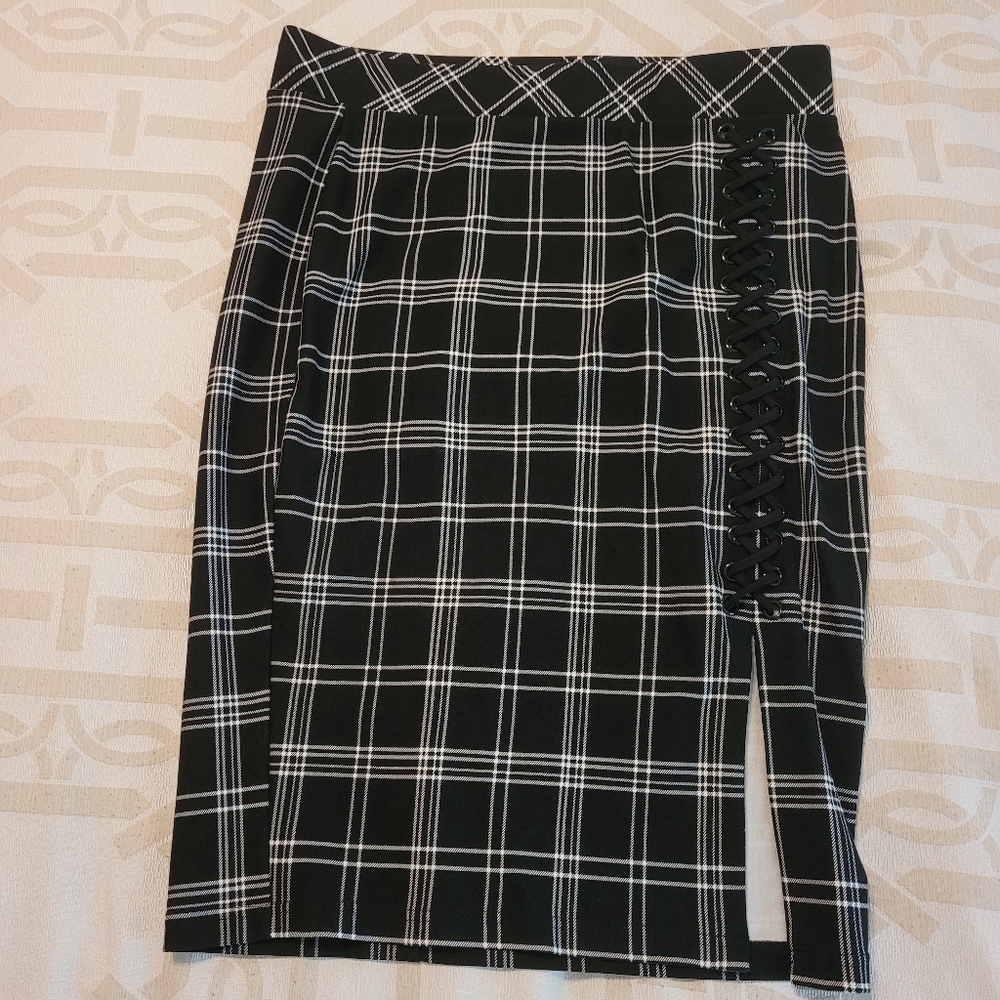 Torrid black and white Pencil skirt